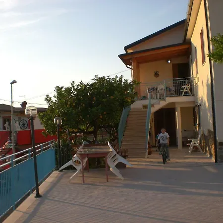 Casa Con Piccolo Giardino