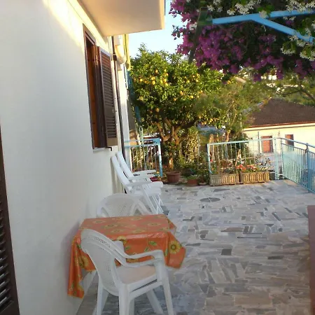 Casa Con Piccolo Giardino
